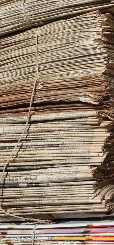 设置页面里音效与音乐音量滑杆、震动开关和存档同步选项依次排列，界面底色为温和的米黄色